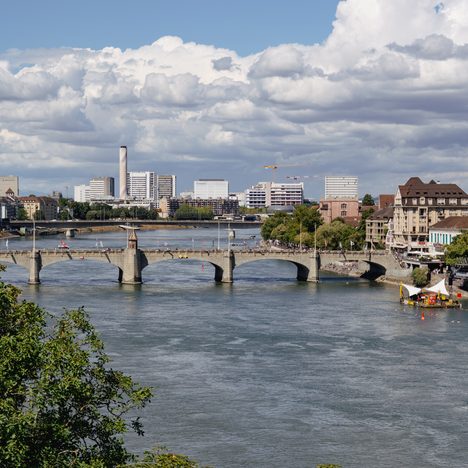 vue sur le rhin et la ville de Bâle en Suisse