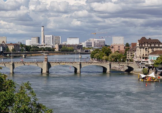 vue sur le rhin et la ville de Bâle en Suisse