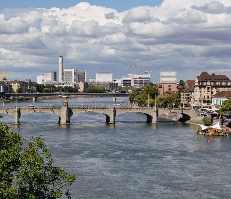 vue sur le rhin et la ville de Bâle en Suisse